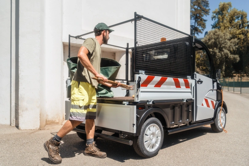 Leichtkraftfahrzeuge AIXAM e Truck E-truck plateau ridelles 2.jpg